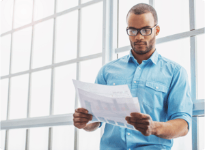 Photo d'un homme regardant des papiers