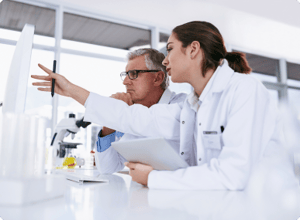 Photo de deux scientifiques discutant